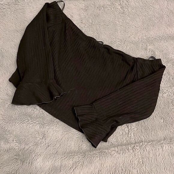 Forever 21 Crop top with Bell sleeves. Size Medium - Picture 2 of 5